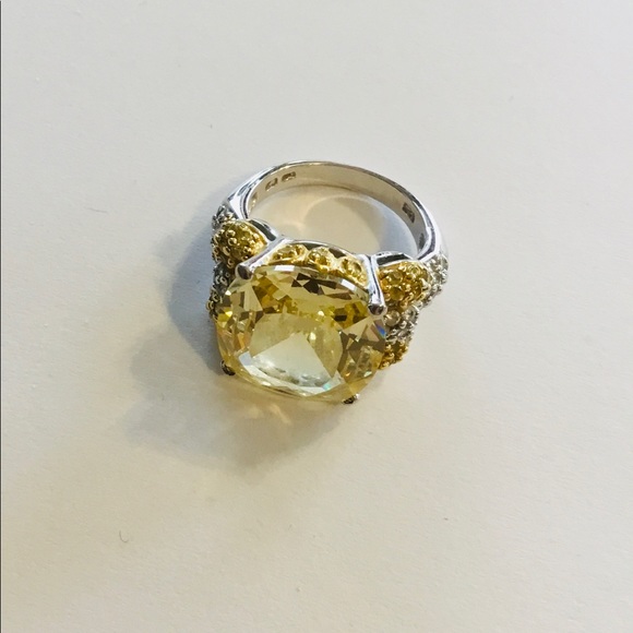 Gorgeous Sterling Silver Cubic Zirconia Ring - Picture 2 of 3